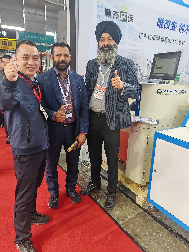 賽帕埃惜技術(shù)人員和外國友人合照